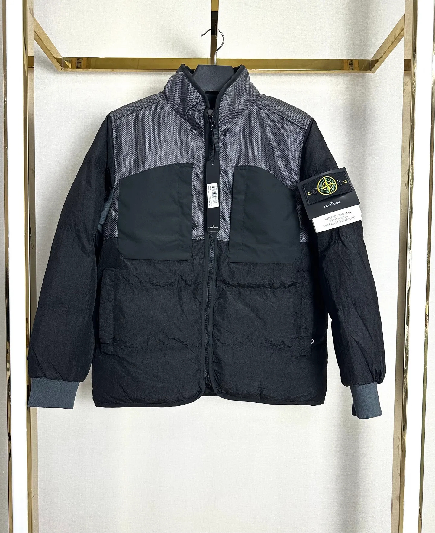 P300 STONE LSLAND/Stone Island metal nylon down jacket. This style is made of super fluffy combed down cotton. It is super warm and thick⚠️ One piece for winter. Top-notch stitching technology. The thermal insulation effect is even better than the down jacket. One piece for winter without stress. All metal hardware and accessories inside are customized one to one! The upper body of the whole dress is full of functionality and style. The fabric is made of metal nylon, windproof and waterproof. It is full of technology. An advanced player in the fabric field! Functional cotton clothing, a must-have for islanders, with unparalleled texture! Color: black silver gray military green fluorescent green haze blue yellow Size M-2XL
